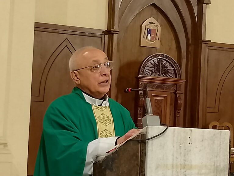 El padre Petti invitó a preguntarse qué lugar ocupa Jesús en el corazón de cada uno