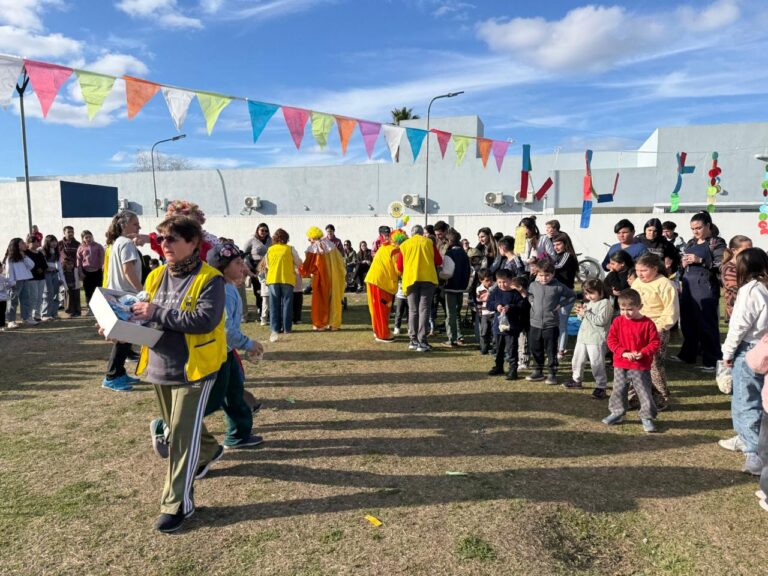 El Club de Leones celebró el Día del Niño con una tarde de juegos, disfraces y solidaridad en la Plazoleta Leones