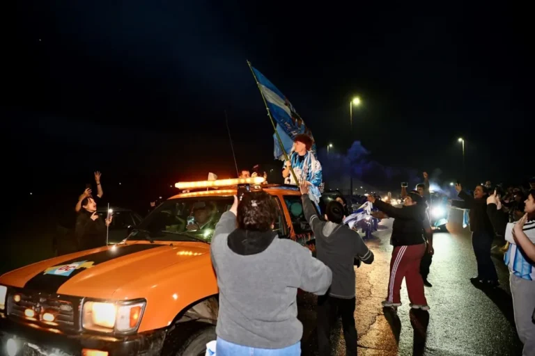 Multitudinario recibimiento para Valentín “Colo” Barco en 25 de Mayo: emoción, reconocimientos y un mensaje para los jóvenes