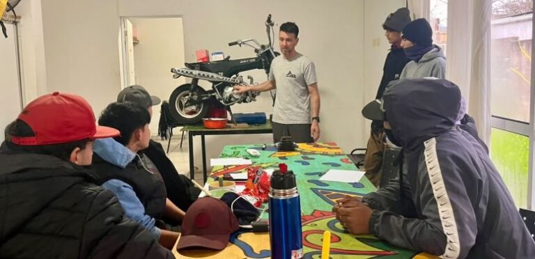 Jóvenes del Programa Envión se capacitan en reparación y mantenimiento de motos