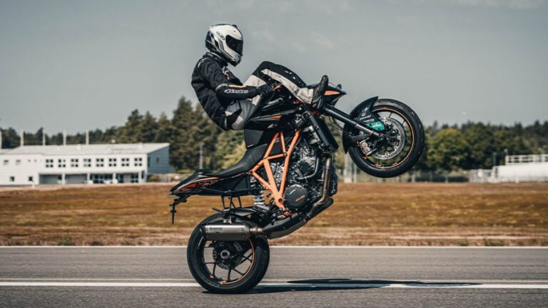 Hacía acrobacias con la moto en plena calle, las subía a redes y le suspendieron la licencia hasta 2099