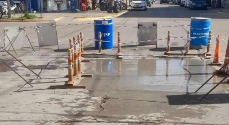 Trabajos de bacheo en Av. Mitre y Santiago del Estero