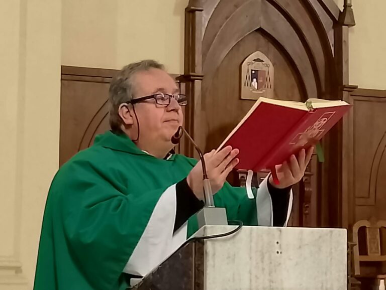 El Padre Oscar Mentimurro invitó a vivir la fe en comunidad y con el corazón cerca de Jesús