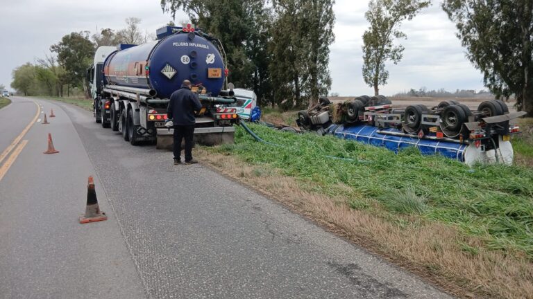 Despiste y vuelco en Ruta 5 Km 291: un camión con aceite volcó cerca de la bajada a La Niña