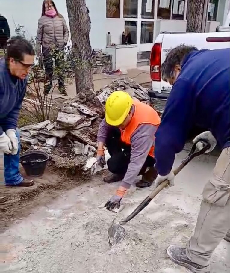 Alumnos de Albañilería realizan mejoras en veredas de la Universidad Popular y el sector de la Terminal