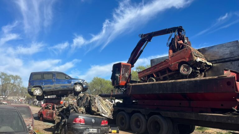 Avanza la compactación de vehículos secuestrados en Nueve de Julio