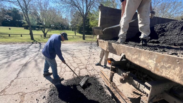 El Municipio realiza trabajos de bacheo precautorio sobre Avenida Presidente Perón