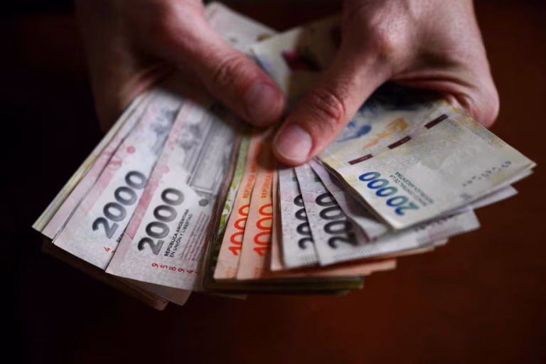 El crédito a las familias cayó en julio y la mora llegó al 18%