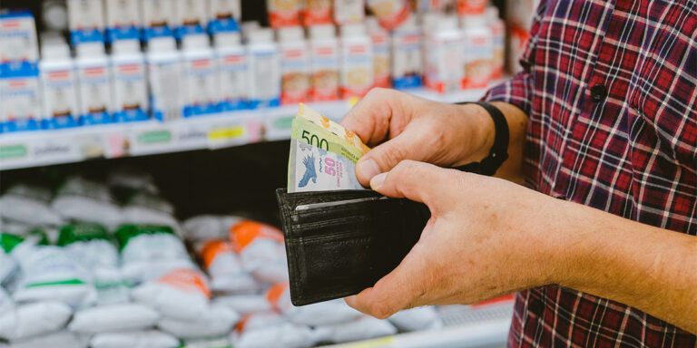 El salario mínimo perdió 40,8% de su poder adquisitivo durante el Gobierno de Milei