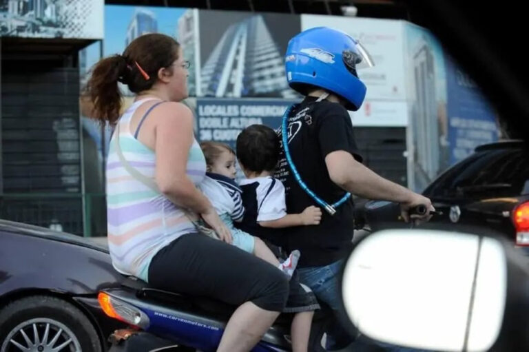 Niños en peligro sobre dos ruedas: crece la preocupación por el uso irresponsable de las motos